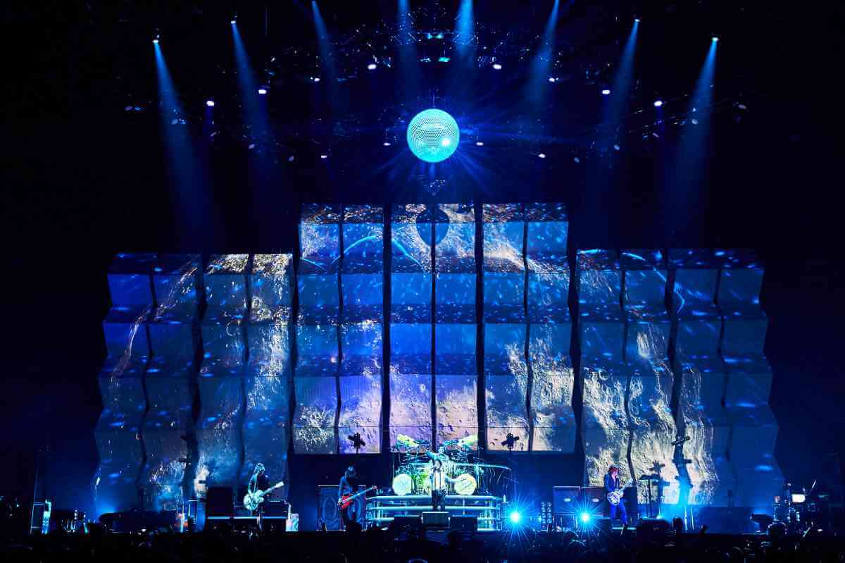 LUNA SEA ×ネイキッド『The Holy Night 2017』 ライブの一部映像を演出